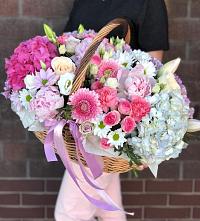 Композиция солнечный день в Федюково Цветочная композиция из Розы, Хризантемы, Пионы и Лизиантусы в корзине в Федюково