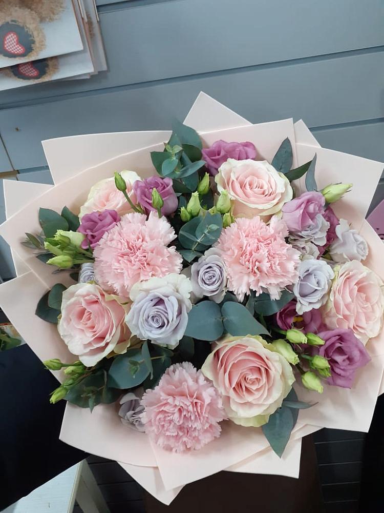 Букет цветов из: Розы, Гвоздики и Лизиантусы в Федюково